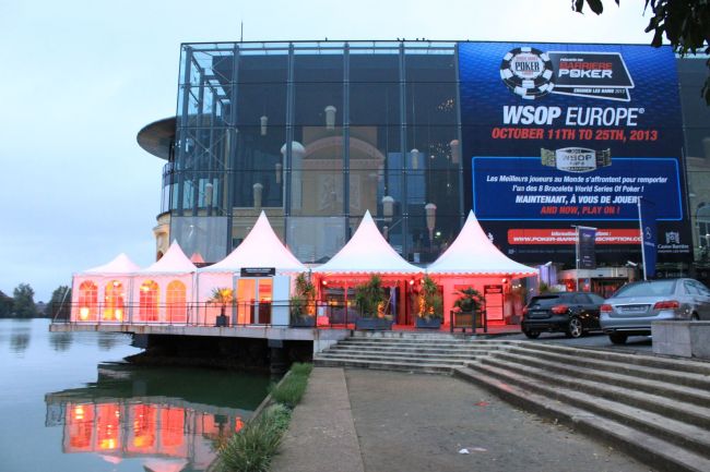 éclairage rouge dans les tentes en location prés de Paris